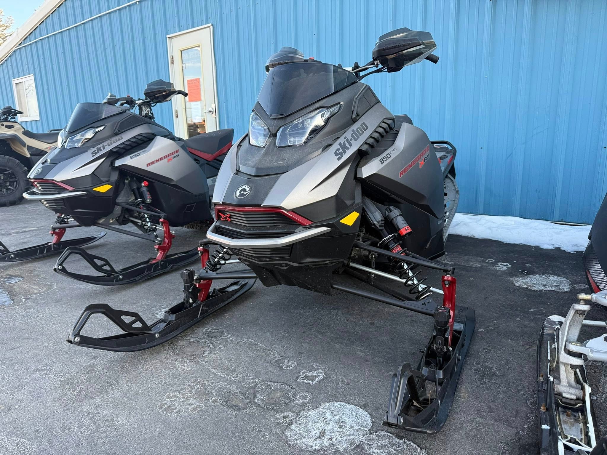 2023 SKI-DOO XRS RENEGADE 850 ETEC (DEMO) LOADED 10.25 TOUCHSCREEN SMART SHOCK AJUSTABLE SKIS