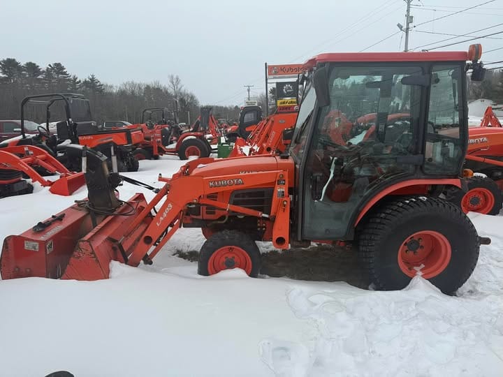 2012 KUBOTA B3030 WITH FACTORY CAB LOADER BUCKET-FRONT MOUNT SNOWBLOWER