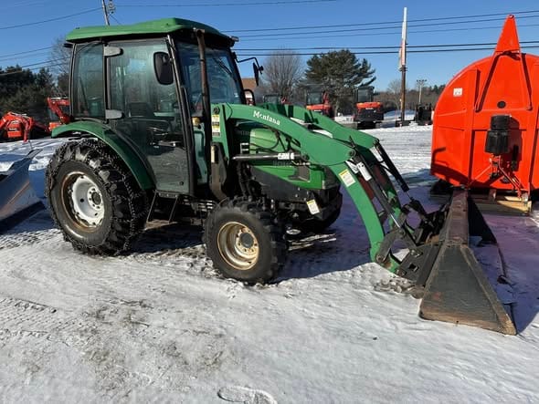 2009 MONTANA U4384C WITH LOADER AND FACTORY CAB (920 HOURS)
